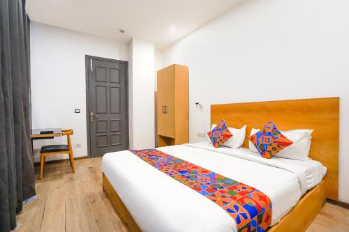 Кровать или кровати в номере FabExpress The Luxe Inn