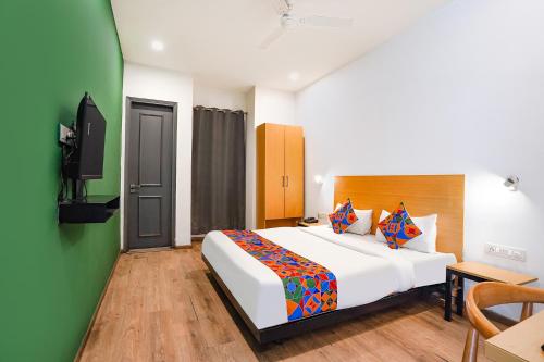 Кровать или кровати в номере FabExpress The Luxe Inn