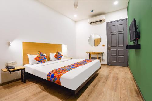 Кровать или кровати в номере FabExpress The Luxe Inn
