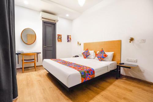 Кровать или кровати в номере FabExpress The Luxe Inn