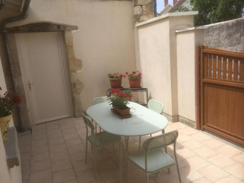 Photo de la galerie de l'établissement Gîte Chaleureux et Confortable au Cœur de Dun-sur-Auron avec Cour Close et Garage - FR-1-586-45, à Dun-sur-Auron