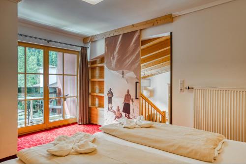 Postel nebo postele na pokoji v ubytování Hotel Sonnenhof Gerlos Centrum