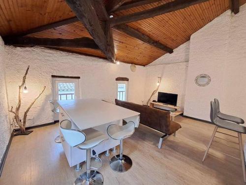 un salon avec une table et des chaises blanches dans l'établissement Rochambeau - T2 - Hyper Centre - CLIM, à Agen