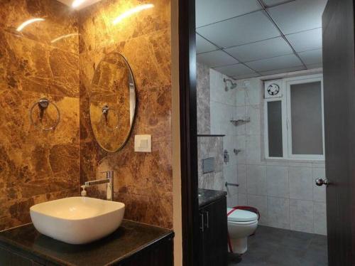 Ένα μπάνιο στο Lavishing 3 BHK at 15 Floor only for Family