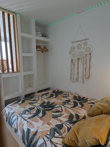 a bedroom with a bed with a colorful blanket at Studio de Charme Cosy centre-ville in Tarbes