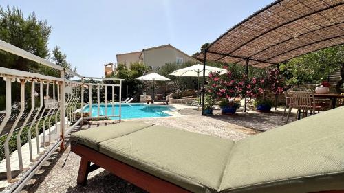 Πισίνα στο ή κοντά στο Villa Paladin - Spacious Villa with Pool near Garden Resort - 7 Min walk