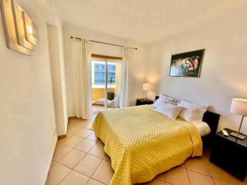 Casa Sol WIFI, AC, Pool, Near Praia da Rocha Beach