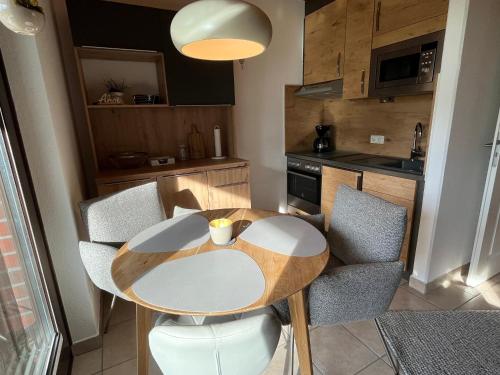 グレーミッツにあるFerienwohnung Woltersの小さなキッチン(木製のテーブルと椅子付)