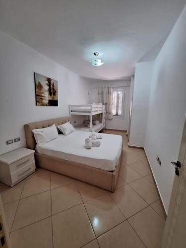 a bedroom with a bed and a table in it at Vacanze Pushime Albania in Radhimë