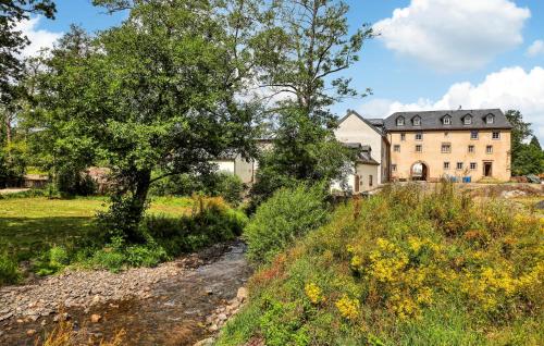 a house on a hill next to a grassy field at Kaisermantel in Irrhausen
