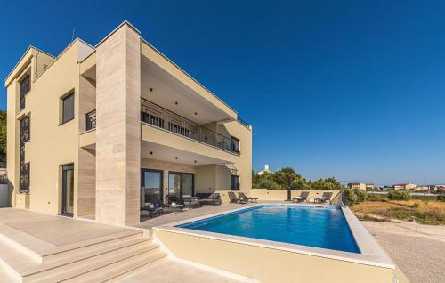 Lovely Home In Kastel Luksic