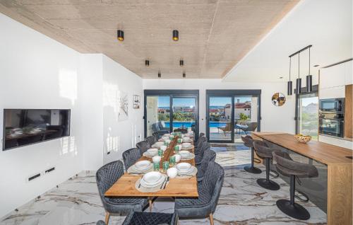Amazing Home In Kastel Luksic