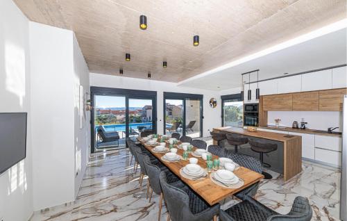 Amazing Home In Kastel Luksic