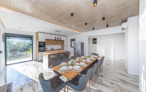 Amazing Home In Kastel Luksic