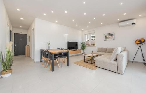Beautiful Apartment In Novalja With Wifi