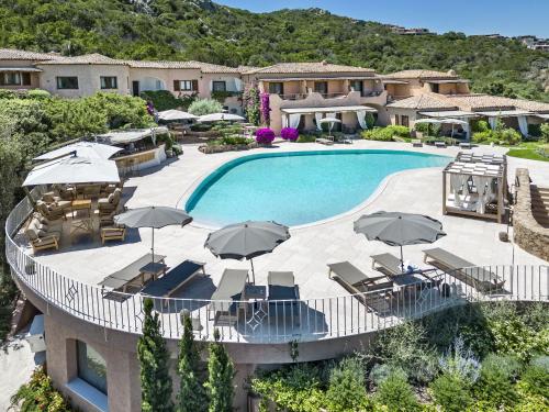 an aerial view of a swimming pool with umbrellas at Relais Villa Carola in Porto Cervo