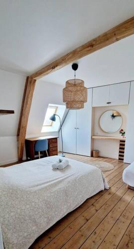 une chambre avec un lit blanc et une fenêtre dans l'établissement Maison Famille Proche Paris, à Margny-lès-Compiègne