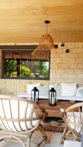 un salon avec une table et deux chaises dans l'établissement Maison Famille Proche Paris, à Margny-lès-Compiègne