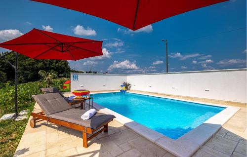 Πισίνα στο ή κοντά στο Awesome Home In Gornji Vinkovec