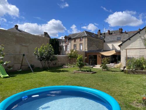 - une piscine dans la cour d'une maison dans l'établissement Grande maison familiale de charme, 7 chambres, cœur de Laval, jusqu'à 10 pers, à Laval