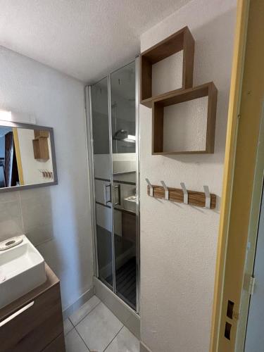 une salle de bain avec douche et lavabo dans l'établissement Pavillon de vacances chic et moderne, à Plage dʼArgelès