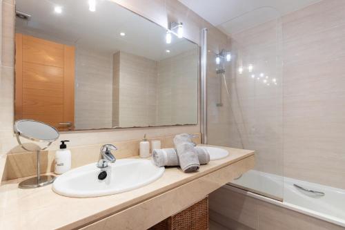 un bagno con lavandino e doccia di Blue Ocean View ad Acantilado de los Gigantes