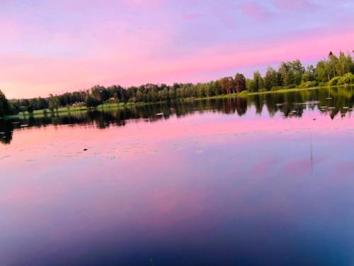 a view of a lake at sunset at Stuga med strandtomt i Smålands natursköna miljö in Vaggeryd