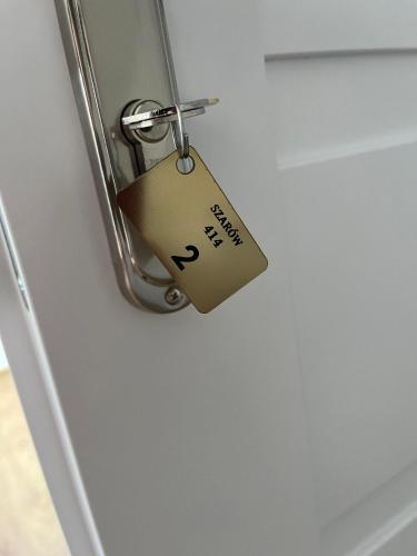 a tag hanging from a door in a room at Szarów 414 in Szarów
