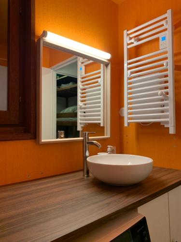 une salle de bain avec un lavabo blanc et une fenêtre dans l'établissement Cocon chaleureux, avec vue et au calme, à Uvernet