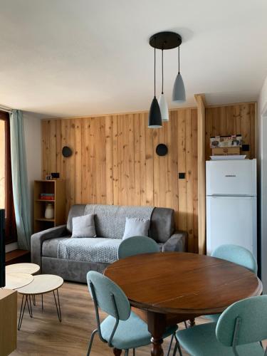 un salon avec un canapé et une table dans l'établissement Cocon chaleureux, avec vue et au calme, à Uvernet