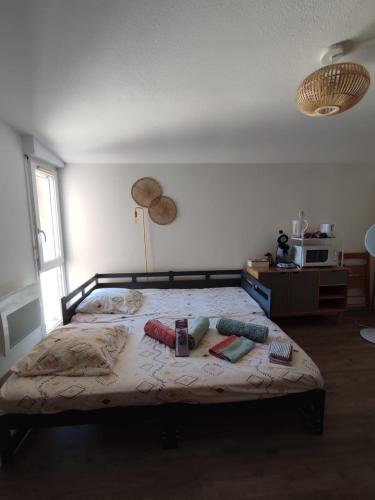 - une chambre avec un lit doté de couvertures et d'oreillers dans l'établissement studio en intramuros, à Avignon