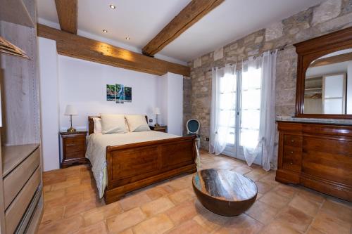 une chambre avec un lit et une grande fenêtre dans l'établissement Pietra Viva, à Les Matelles