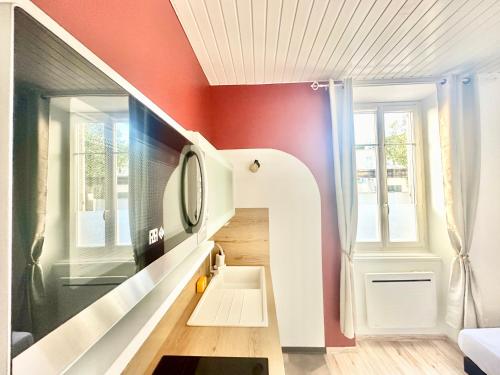 un salon avec un escalier et une fenêtre dans l'établissement Le Victor, charmant et cosy, à Limoges