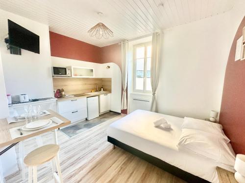 Cette petite chambre comprend un lit et une cuisine. dans l'établissement Le Victor, charmant et cosy, à Limoges