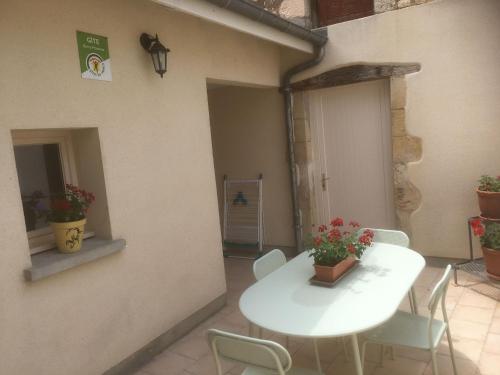 Gîte Chaleureux et Confortable au Cœur de Dun-sur-Auron avec Cour Close et Garage - FR-1-586-45