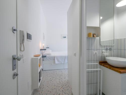 Un baño blanco con lavabo e inodoro. en Milano 2 Pax Wi-Fi- Via D'Agrate, 19 C, en Milán