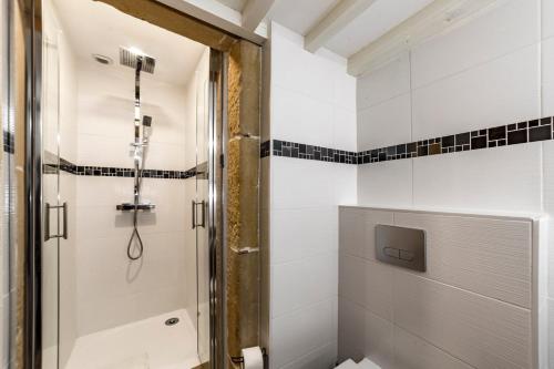 une salle de bain avec douche et toilettes dans l'établissement L'historique AIL, à Lyon