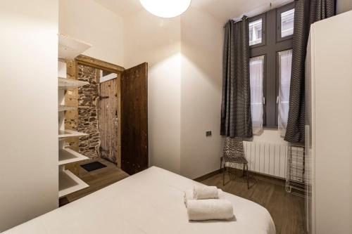 une chambre avec un lit, une fenêtre et une chaise dans l'établissement L'historique AIL, à Lyon