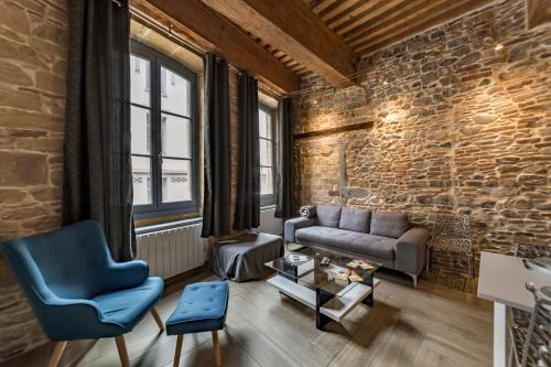un salon avec un canapé et une chaise dans l'établissement L'historique AIL, à Lyon