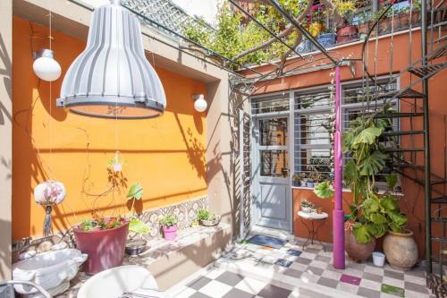 Living like in a cottage in the center of Athens