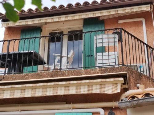 d'un balcon avec deux chaises. dans l'établissement appartement centre ville pleine nature, à Nyons