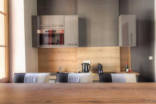 - une cuisine avec une table, des chaises et une cuisinière dans l'établissement Studio charmant idéalement situé, Ainay-Carnot, à Lyon