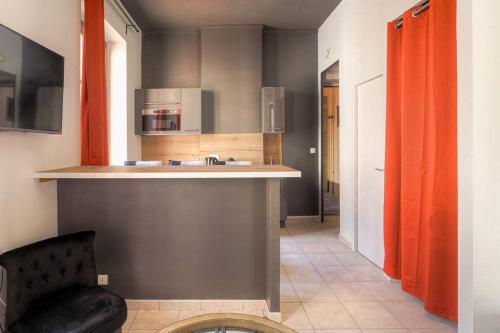- une cuisine avec une île dans la chambre dans l'établissement Studio charmant idéalement situé, Ainay-Carnot, à Lyon