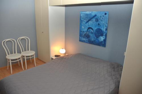 a bedroom with a bed and a table and chairs at residentie NAUSICAA in Blankenberge