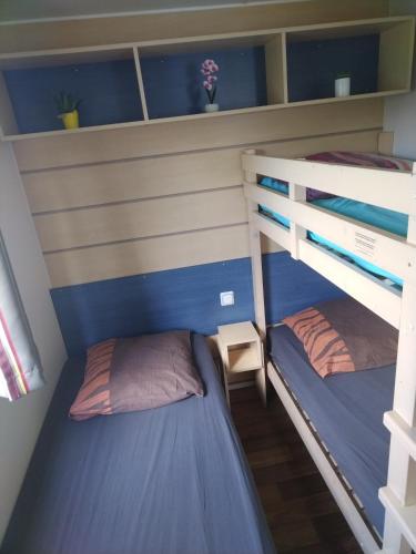 - 2 lits superposés dans un dortoir aux murs bleus dans l'établissement Mobile home proche Europapark et rulantica proche allemagne, à Boofzheim
