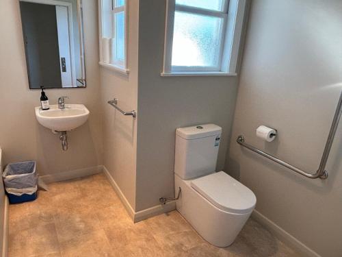 Bilik mandi di Whole house, Amohau St opposite Trade Central - 3 Bedrooms, Sleeps up to 6, 5 beds, wheel chair friendly