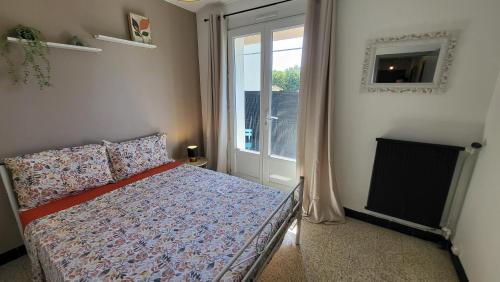 une petite chambre avec un lit et une fenêtre dans l'établissement Les Tourterelles d'Avignon 2, à Avignon