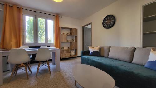un salon avec un canapé et une table dans l'établissement Les Tourterelles d'Avignon 2, à Avignon