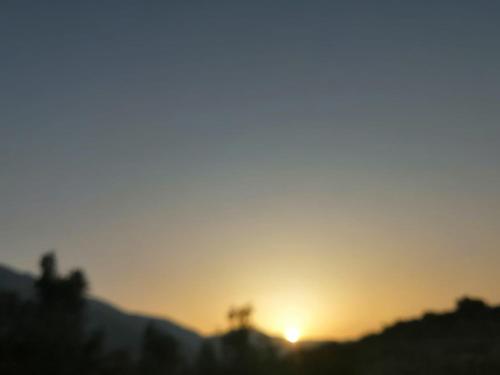 a sunset with the sun setting in the background at #3MTSOPRAILCIELO '' SCuLPTuRe '' in Felitto