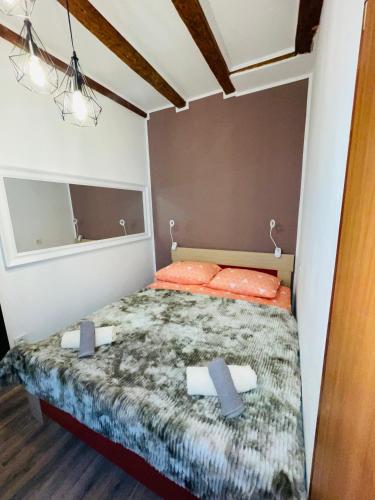 En eller flere senge i et værelse på Apartman Belveder near centar